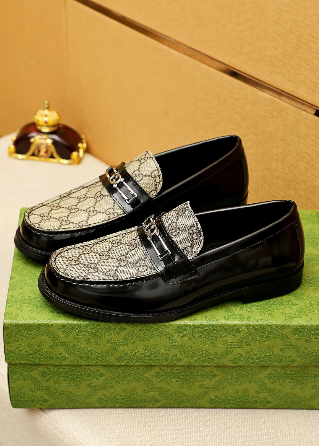 Men's shoes 💰480 💐 Product trademark: GUCCI "Gucci" casual leather shoes Regular size: 38-44 (45.46🉑️customized) Product materials: Selected imported first-layer calfskin embossed upper + luxury hardware buckle, imported water-dyed cowhide leather lining. Strong three-dimensional visual effect, original outsole color: 2 colors available